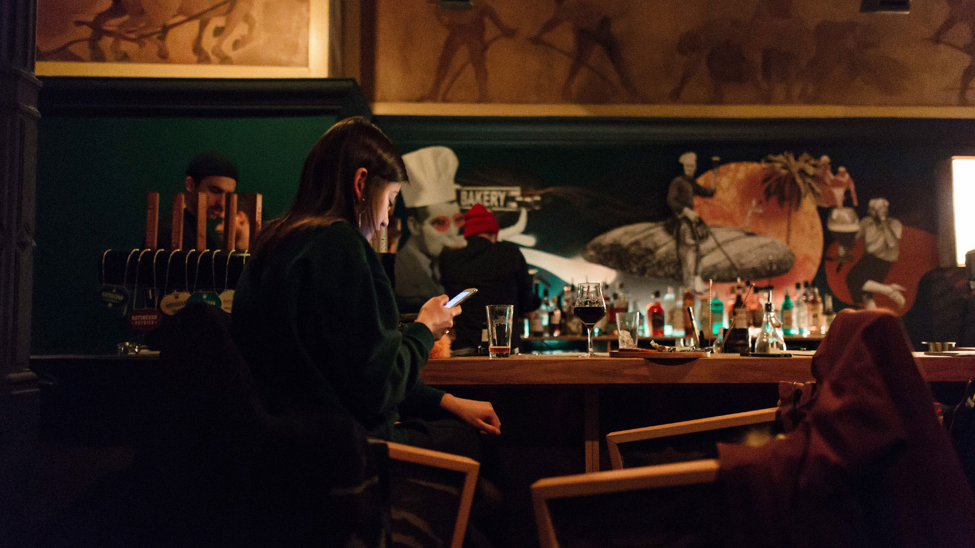 Tipsy baker Bar Hamburg Tresen mit Wandbemalung im Hintergrund